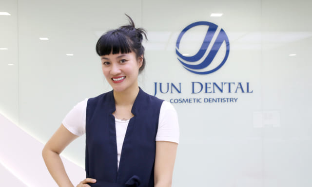 Sau 1 năm làm răng sứ thẩm mỹ bằng công nghệ ĐỘC QUYỀN Minish Laminate tại Jun Dental, chị Lucia Liên vẫn giữ được nụ cười tươi sáng và tự tin. 