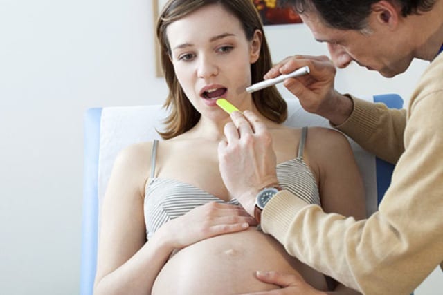 Trong thời kì mang thai, thai sản cũng đừng quên đi khám sức khỏe răng miệng định kì để kịp thời điều trị nếu phát hiện ra các bệnh lý 