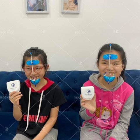 Các bé dùng Facemask tại Jun Dental